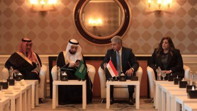 صورة وزير السياحة والآثار ووزير الحج والعمرة السعودي يلتقيان مع مجموعة من شركات السياحة المصرية