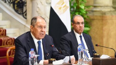 صورة وزير الخارجية ونظيره الروسي يؤكدان اعتزازهما بالعلاقات الوثيقة والشراكة الاستراتيجية بين البلدين