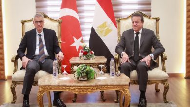 صورة نائب رئيس مجلس الوزراء وزير الصحة يبحث مع نظيره التركي سبل التعاون المشترك