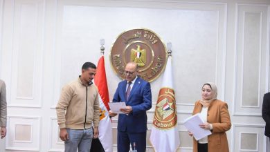 صورة ​وزير العمل يُسلم دفعة جديدة من عقود العمل بالإمارات والأردن … ويؤكد: “شبابنا سفراؤنا في الخارج”