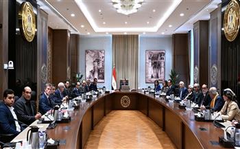 صورة مدبولي يستعرض المخطط المقترح لمشروع تطوير المناطق المحيطة بالأهرامات والمتحف المصري الكبير