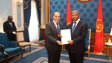 صورة وزير الخارجية يسلم رسالة من الرئيس السيسي إلى نظيره الأنجولي ويبحث تعزيز التعاون المشترك