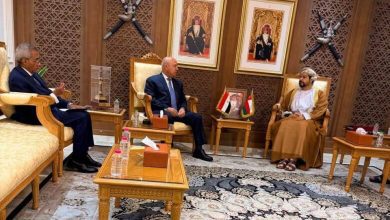 صورة “الوزير” يبحث سبل تعزيز التعاون مع عمان في إقامة المناطق الصناعية والربط البحري