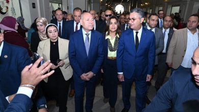 صورة وزيرا التموين والتنمية المحلية ومحافظ القاهرة يفتتحون سوق مستلزمات الأسرة بالسبتية