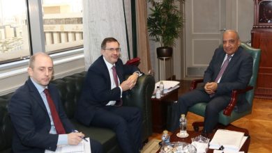 صورة وزير الكهرباء يبحث مع السفير البريطاني الفرص الاستثمارية بمجالات الطاقة المتجددة