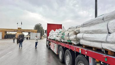 صورة المساعدات الإغاثية والغذائية السعودية تواصل تدفقها إلى قطاع غزة من خلال منفذ رفح البري