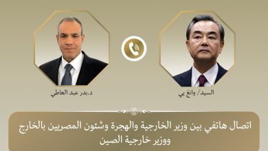صورة اتصال هاتفي بين وزير الخارجية ونظيره الصيني لبحث تعزيز العلاقات الثنائية والتشاور حول التطورات الإقليمية