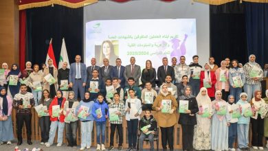 صورة رئيسة البريد تكرم أبناء العاملين المتفوقين على مستوى الجمهورية