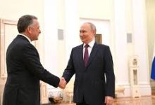 صورة ” بوتين ” يستقبل المبعوث الأميركي الخاص في الكرملين بحضور كبار المسؤولين الاقتصاديين والاستثماريين