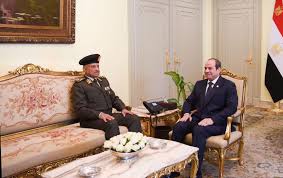 صورة الرئيس السيسي يستقبل وزير الدفاع والإنتاج الحربي .