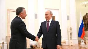 صورة ” بوتين ” يستقبل المبعوث الأميركي الخاص في الكرملين بحضور كبار المسؤولين الاقتصاديين والاستثماريين