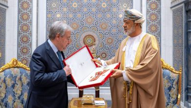 صورة لطان عُمان يمنح وسامًا من الدرجة الأولى للأمين العام للأمم المتحدة