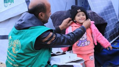 صورة مركز الملك سلمان للإغاثة يواصل توزيع الملابس الشتوية للأطفال في مخيمات النازحين بوسط قطاع غزة