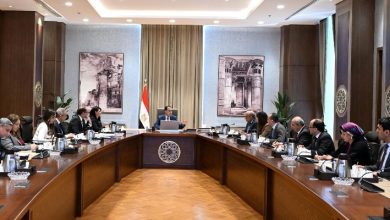 صورة رئيس الوزراء يستعرض مستجدات حل مشكلة مديونيات الكهرباء لدى الجهات الحكومية