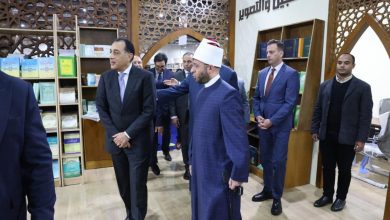 صورة وزير الأوقاف يستقبل رئيس الوزراء خلال تفقد جناح المجلس الأعلى للشئون الإسلامية بمعرض الكتاب