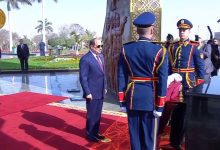 صورة الرئيس السيسي يضع إكليلًا من الزهور على النصب التذكاري لشهداء الشرطة