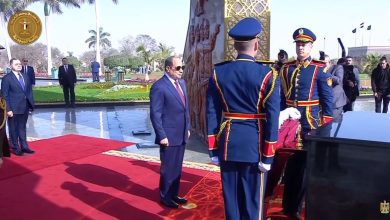 صورة الرئيس السيسي يضع إكليلًا من الزهور على النصب التذكاري لشهداء الشرطة