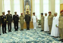 صورة الفريق أحمد خليفة يعود إلى أرض الوطن عقب إنتهاء زيارته الرسمية إلى سلطنة عُمان