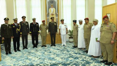 صورة الفريق أحمد خليفة يعود إلى أرض الوطن عقب إنتهاء زيارته الرسمية إلى سلطنة عُمان