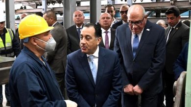 صورة رئيس الوزراء يجري حوارًا وديًا مع العاملين بمصنع «سيماف» حول خطط التطوير الجديدة