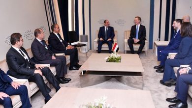 صورة الرئيس السيسي يلتقي رئيس المنتدى الاقتصادي العالمي وجلسة الحوار حول مصر