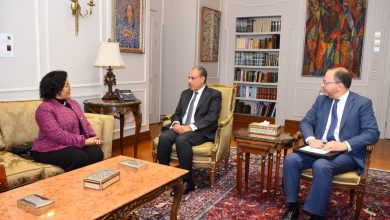 صورة وزير الخارجية يبحث مع المديرة التنفيذية للنيباد سبل تعزيز التعاون التنموي في أفريقيا  استقبل د. بدر عبد العاطي، وزير الخارجية والهجرة وشئون المصريين بالخارج، يوم الثلاثاء ١٣ يناير ٢٠٢٦، السيدة ناردوس بيكيلي، المديرة التنفيذية لوكالة الاتحاد الأفريقي للتنمية (النيباد)، لبحث سبل تعزيز التعاون التنموي في القارة الأفريقية.  وصرّح السفير تميم خلاف، المتحدث باسم وزارة الخارجية، بأن الوزير عبد العاطي أعرب عن تقديره للتنسيق القائم مع الوكالة خلال الرئاسة المصرية الحالية للجنة التوجيهية لرؤساء دول وحكومات الوكالة، مؤكداً تطلع مصر إلى تعميق التعاون المشترك والبناء على ما تحقق من إنجازات، ومواصلة العمل الوثيق لتنفيذ أولويات الرئاسة المصرية للنيباد، لاسيما في مجالات حشد الموارد اللازمة لتنفيذ أجندة الاتحاد الأفريقي للتنمية ٢٠٦٣، ودفع مشروعات البنية التحتية والتصنيع، فضلًا عن دعم تفعيل اتفاقية التجارة الحرة القارية الأفريقية بما يخدم مصالح وتطلعات الشعوب الأفريقية.  وأكد وزير الخارجية أهمية توسيع نطاق أنشطة الوكالة بما يحقق عوائد تنموية ملموسة للمواطن الأفريقي، مثمنًا التعاون القائم مع مصر للتوسع في إنشاء مكاتب للوكالة بعدد من دول القارة بما يتسق مع أولوياتها. كما أشار إلى أهمية مبادرة «أفريقيا تنمو» الهادفة إلى تعبئة المبالغ اللازمة لتمويل نحو ٣٠٠ مشروع تنموي، إلى جانب دعم مصر لمقترح إنشاء صندوق تنمية تابع للوكالة.  وفي هذا السياق، شدد الوزير عبد العاطي على التزام مصر بمواصلة التعاون مع سكرتارية الوكالة في جهود تعبئة الموارد، وأهمية مواصلة التنسيق لتنفيذ مشروعات البنية التحتية الرائدة المدرجة ضمن المبادرة الرئاسية لرواد البنية التحتية، وفي مقدمتها مشروع الربط الملاحي بين بحيرة فيكتوريا والبحر المتوسط (VICMED)، وممر القاهرة–كيب تاون، بما يعزز التجارة البينية والتكامل الإقليمي، ويسهم في تحقيق التنمية الشاملة في القارة.  كما أكد وزير الخارجية الحرص على نقل تجربتها الرائدة في مجالات التطوير والتحديث والبناء إلى الدول الأفريقية الشقيقة، خاصة في القطاعات الحيوية، منوهًا بأهمية بلورة برامج طموحة ومتكاملة تربط بين مسارات التنمية والسلم والأمن، اتساقًا مع سياسة الاتحاد الأفريقي لإعادة الإعمار والتنمية بعد النزاعات، ومخرجات النسخة الخامسة لمنتدى أسوان للسلام والتنمية المستدامين. وأشاد في هذا الإطار بالتعاون القائم بين وكالة النيباد ومركز القاهرة الدولي لتسوية النزاعات وحفظ وبناء السلام في دعم بناء قدرات وكوادر الدول الأفريقية.