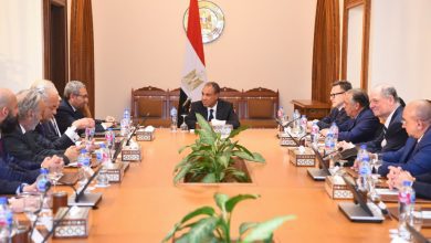 صورة وزير الخارجية يستقبل وفدًا من رجال الأعمال الكنديين