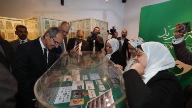 صورة في يوم البريد المصري…. وزير الاتصالات يتفقد أجنحة معرض الرواد السنوي لهواة جمع الطوابع 2026