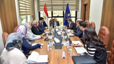 صورة رئيس هيئة الدواء يبحث مع ممثلي جيبتو فارما وشيلبا وبيوميد إيجيبت سبل توطين صناعات الدواء المتقدمة وأدوية الأورام