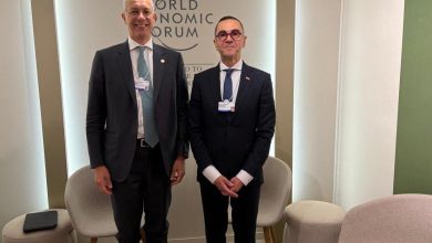 صورة الخطيب يؤكد تعزيز التعاون مع «أكوا باور» و«PPC» اليونانية في الطاقة المتجددة والهيدروجين الأخضر