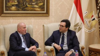 صورة وزير الثقافة يلتقي نظيره برومانيا ضيف شرف معرض القاهرة الدولي للكتاب في دورته 57