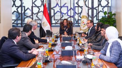 صورة د. منال عوض توجه بالانتهاء من دراسة تقييم الأثر البيئي لمشروع توليد الكهرباء من الرياح بالبحر الأحمر