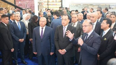 صورة رئيس مجلس الوزراء يتفقد جناح هيئة الرقابة المالية بمعرض القاهرة الدولي للكتاب