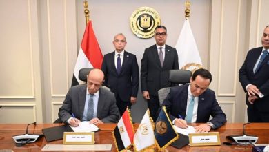 صورة وزير التموين ورئيس الرقابة المالية يشهدان توقيع بروتوكول تعاون