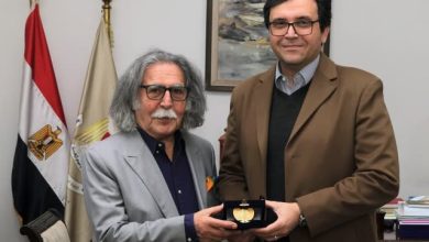 صورة وزير الثقافة يلتقي الفنان التشكيلي العراقي ضياء العزاوي الحاصل على جائزة النيل للمبدعين العرب