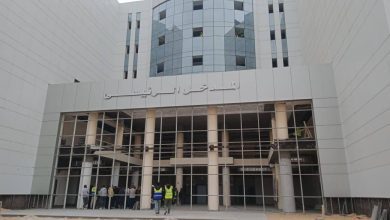 صورة وزير الصحة يتلقى تقريرًا عن مرور ميداني على 23 مشروعًا صحيًا جاريًا في 7 محافظات