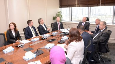 صورة وزير الصناعة يبحث مع “سين كارز البلغارية”  تصنيع السيارات الكهربائية بالشراكة المصرية