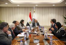 صورة وزير قطاع الأعمال العام يبحث مع مستثمرين أتراك في صناعة الملابس فرص التعاون