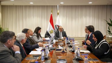 صورة وزير قطاع الأعمال العام يبحث مع مستثمرين أتراك في صناعة الملابس فرص التعاون