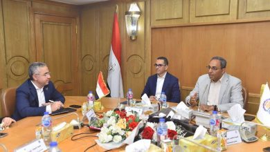 صورة وزير الاستثمار يناقش مع محافظ قنا فرص الاستثمار بالمحافظة