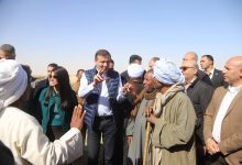 صورة ” وزير الزراعة” يأمر بتوفير حفارات لحفر أحواض تخزين المياه بقرى أسوان وصرف حصص الأسمدة كاملة للمزارعين