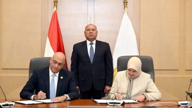 صورة توقيع مذكرة تفاهم بين وزارة الصناعة وجهاز تنمية المشروعات