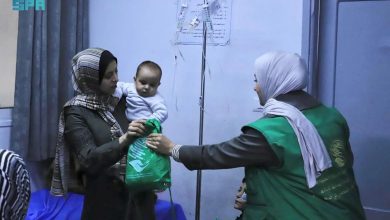 صورة مركز الملك سلمان للإغاثة يوزع الملابس الشتوية على المرضى والطواقم الطبية في مستشفيات غزة