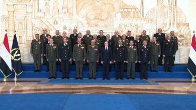 صورة وزير الدفاع ورئيس الأركان يقدمان التهنئة لوزير الداخلية وهيئة الشرطة