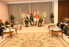 صورة الفريق أحمد خليفة يعود إلى أرض الوطن عقب انتهاء زيارته الرسمية لدولة ليبيا