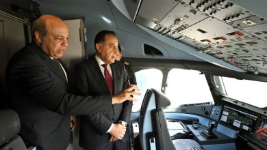 صورة مدبولي يتفقد أول طائرة من طراز Airbus A350-900 بأسطول الناقل الوطنى