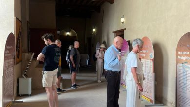 صورة “جسور عُمان”…..هوية وحضارة للتعريف بالإسلام والتبادل الثقافي مسقط، وكالات: دشنت الأوقاف والشؤون الدينية بسلطنة عُمان، بمحافظة الداخلية ممثلة بقسمي التعريف بالإسلام والتبادل الثقافي ومركز التعليم والإرشاد النسوي وبالتعاون مع مركز التعريف بالإسلام بنزوى فعالية “جسور عُمان”…..هوية وحضارة للتعريف بالإسلام. تستهدف الفعالية الزائرين من غير العُمانيين من السياح والزوار والأجانب المقيمين في سلطنة عمان لتعريفهم بالثقافة والهوية العمانية الأصيلة والإرث الحضاري ، من خلال تعريفهم بالدين الإسلامي الحنيف الذي هو المشكل الأساسي للهوية العمانية. تضم الفعالية أربعة أركان: الركن الأول ركن الهوية العمانية، والركن الثاني ركن المطبوعات الإسلامية، أما الركن الثالث ركن المرأة المسلمة، وأما آخر الأركان فهو ركن الضيافة. تهدف الأركان إلى تعريف السياح والمقيمين في سلطنة عمان بالحضارة والهوية العمانية، وبيان تجربة لبس الحجاب للنساء الأجنبيات والرد على الشبهات التي تثار حول المرأة، كما يهدف إلى الرد على التساؤلات التي تجول في خواطر السياح عن الحضارة العمانية. الجدير بالذكر أن فعالية “جسور عُمان” والذي نفذها مكتب الإفتاء ممثلًا بدائرة التعريف بالإسلام والتبادل الثقافي في عدة مناطق عُمانية سابقاً، وكما تستضيفها حالياً قلعة نزوى لكونها من أهم الولايات التي تجذب السياح ويزورها الكثير من الزوار من داخل سلطنة عمان وخارجها. إذ تعد قلعة نزوى هي الوجهة السياحية الأبرز في المنطقة، حيث تستهدف الفعالية زائري القلعة لتعريفهم بالإرث الحضاري والهوية التي يتميز بها العماني حيث الدين الإسلامي الحنيف، وأرض سلطنة عمان بيئة خصبة لنشر الرسالة الصحيحة للإسلام.