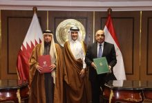 صورة وزير العدل يوقع مع النائب العام القطري اتفاقية المساعدة القضائية المتبادلة في المسائل الجنائية