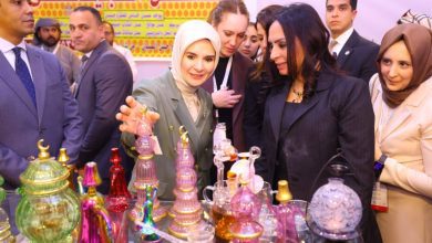 صورة وزيرة التضامن الاجتماعي ووزيرة الأسرة التركية تتفقدان معرض “ديارنا للحرف اليدوية والتراثية”
