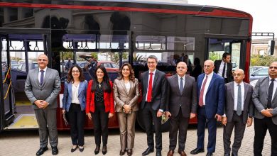 صورة وزيرتا التخطيط والتنمية المحليه تشهدان التشغيل التجريبي لأحد الأتوبيسات الكهربائية ضمن مشروع توريد 100 أتوبيس